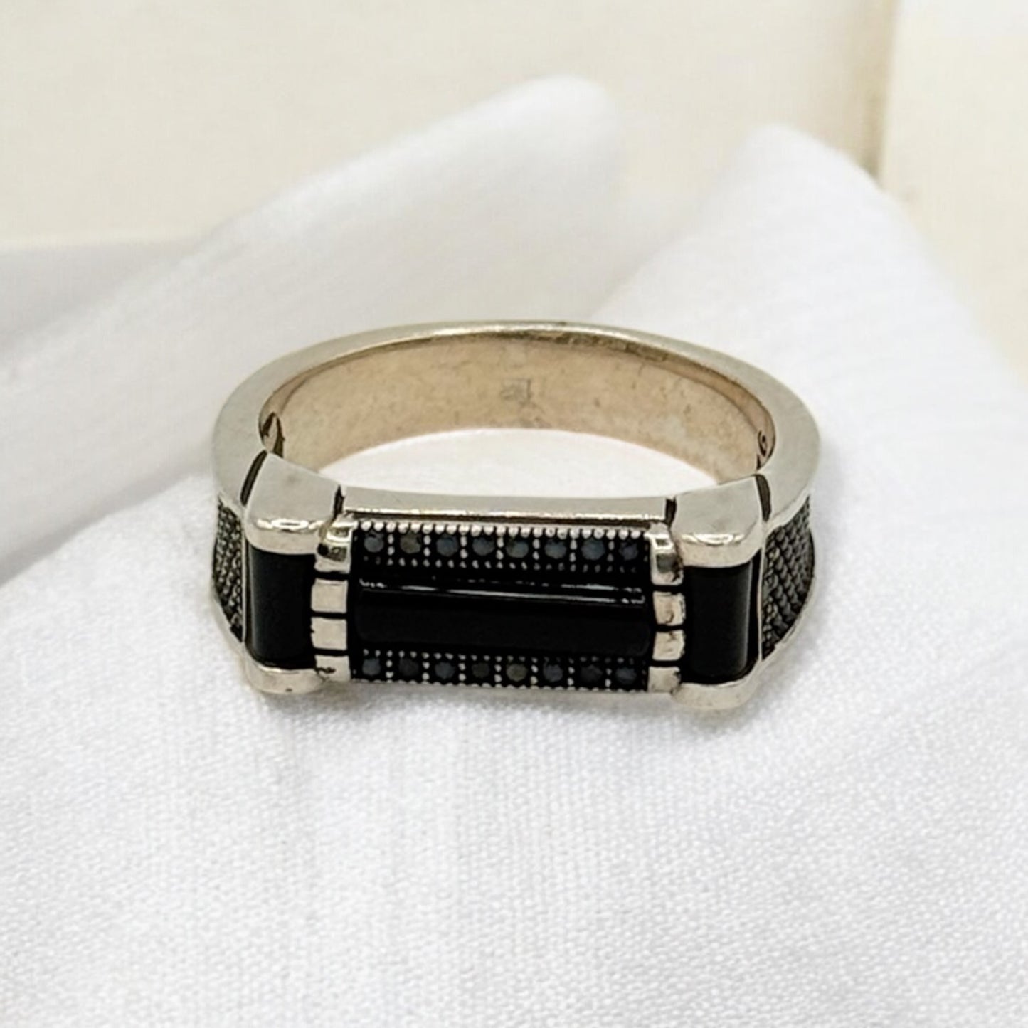 925 Sterling silver inlaid with Black onyx stone