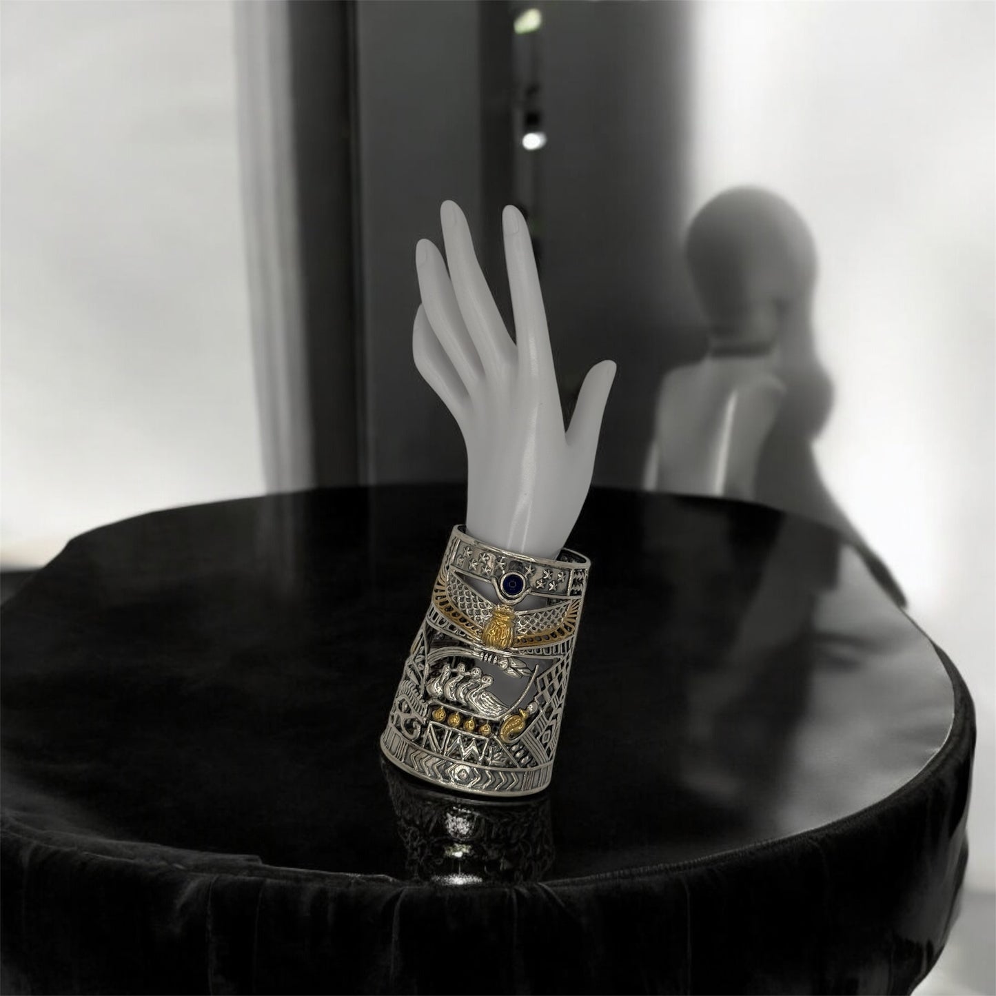 925 Sterling Silver hand cuff pharaoh Queen hand cuff.