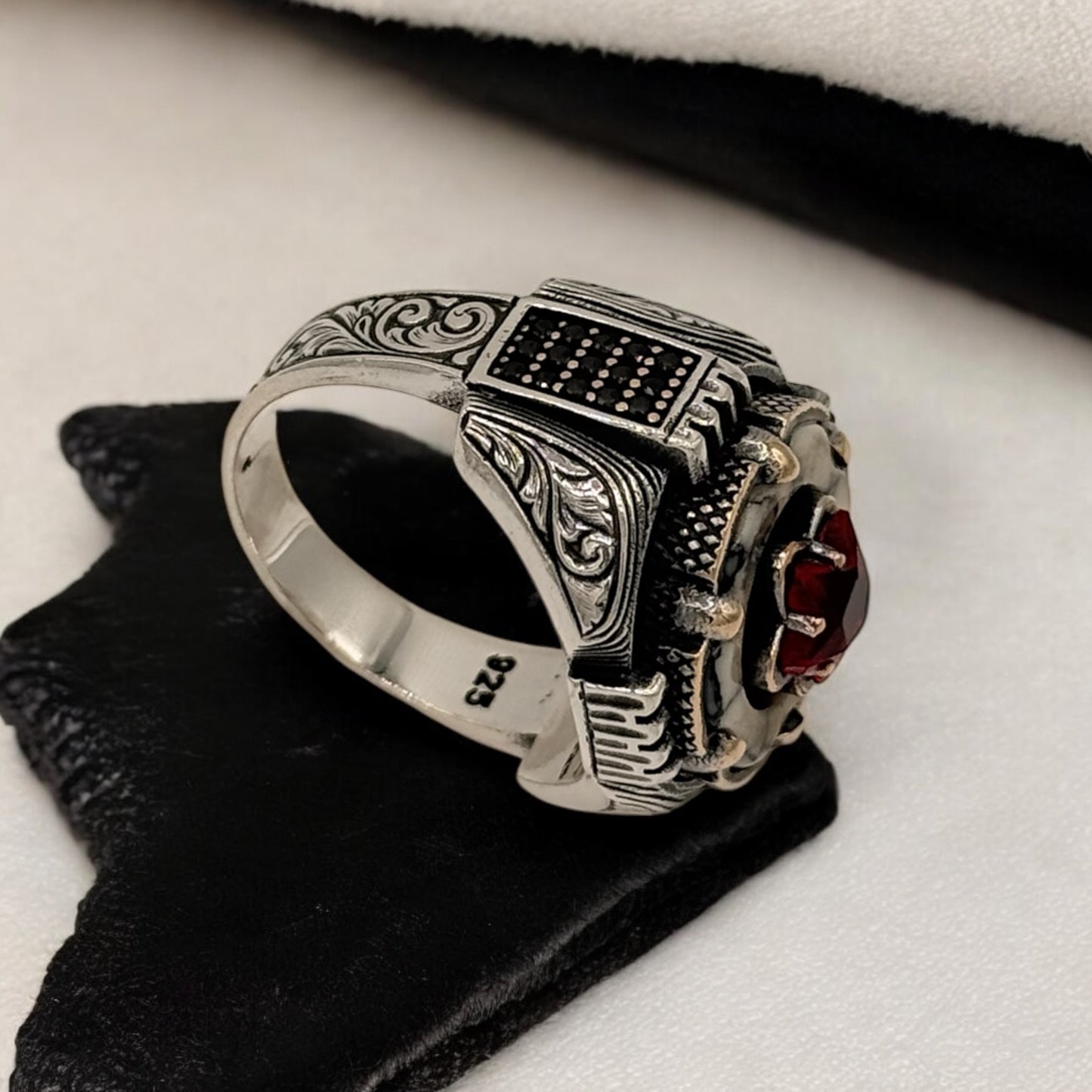 Sterling silver ring, the crown is rotatable